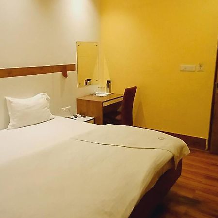 Shivam Hotel Varanasi - Near Kashi Vishwanath Temple With Parking And Lift Экстерьер фото