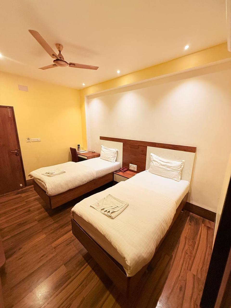 Shivam Hotel Varanasi - Near Kashi Vishwanath Temple With Parking And Lift Экстерьер фото