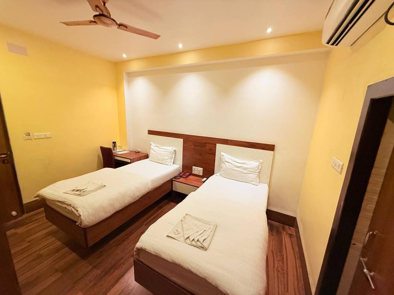 Shivam Hotel Varanasi - Near Kashi Vishwanath Temple With Parking And Lift Экстерьер фото