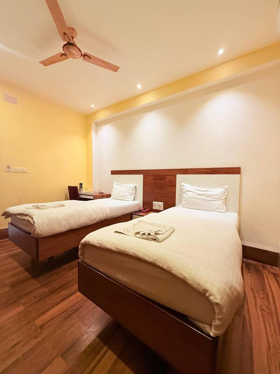 Shivam Hotel Varanasi - Near Kashi Vishwanath Temple With Parking And Lift Экстерьер фото