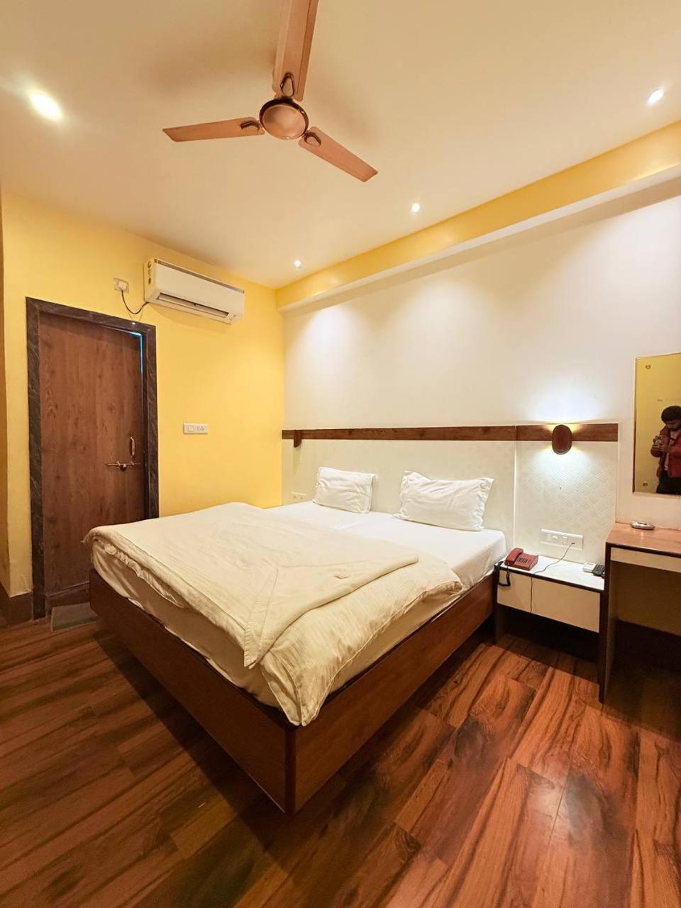 Shivam Hotel Varanasi - Near Kashi Vishwanath Temple With Parking And Lift Экстерьер фото