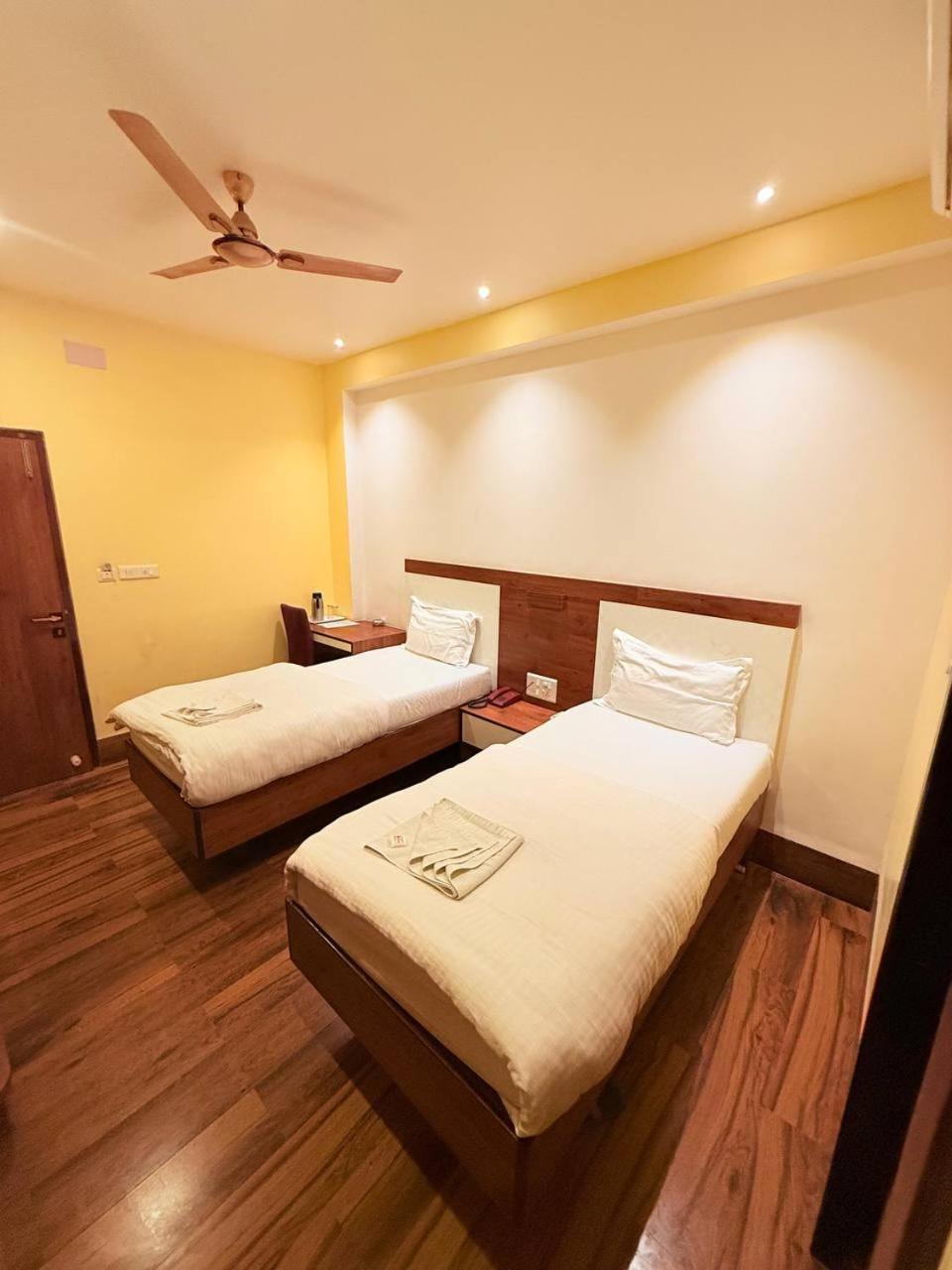 Shivam Hotel Varanasi - Near Kashi Vishwanath Temple With Parking And Lift Экстерьер фото