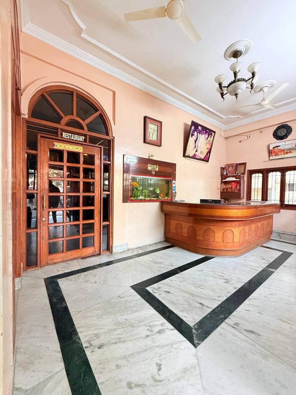 Shivam Hotel Varanasi - Near Kashi Vishwanath Temple With Parking And Lift Экстерьер фото