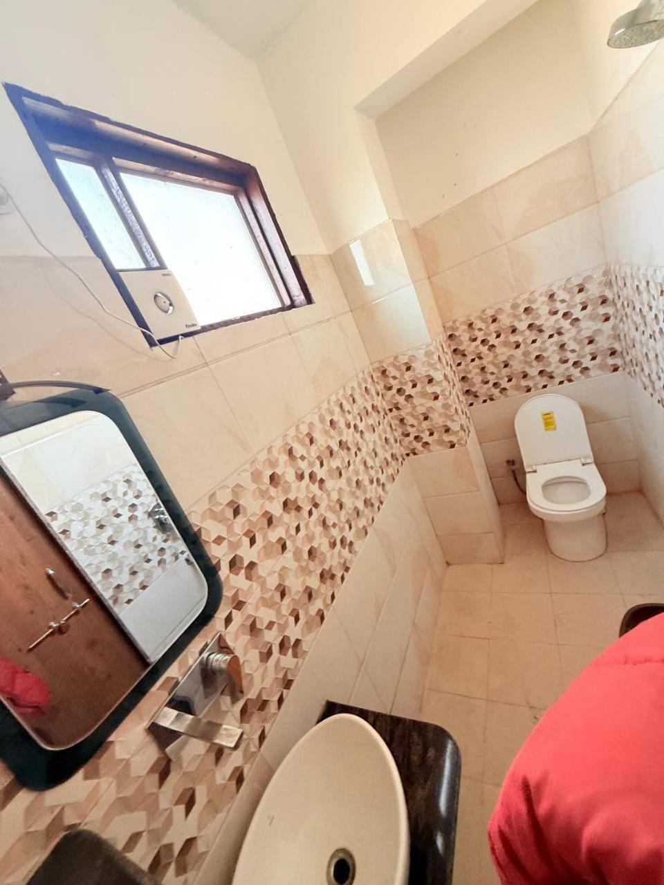 Shivam Hotel Varanasi - Near Kashi Vishwanath Temple With Parking And Lift Экстерьер фото