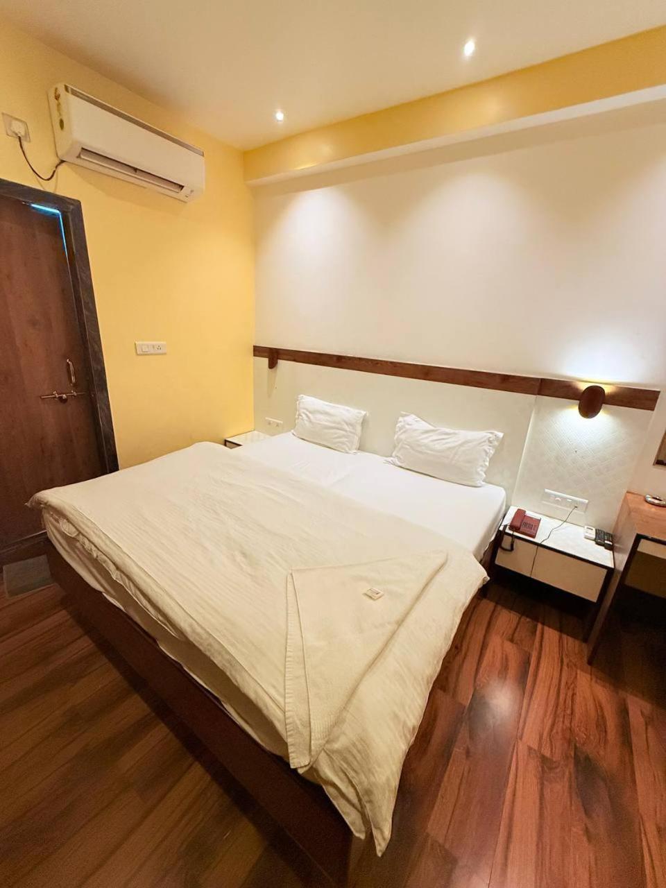 Shivam Hotel Varanasi - Near Kashi Vishwanath Temple With Parking And Lift Экстерьер фото