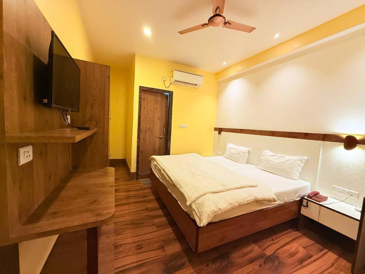 Shivam Hotel Varanasi - Near Kashi Vishwanath Temple With Parking And Lift Экстерьер фото