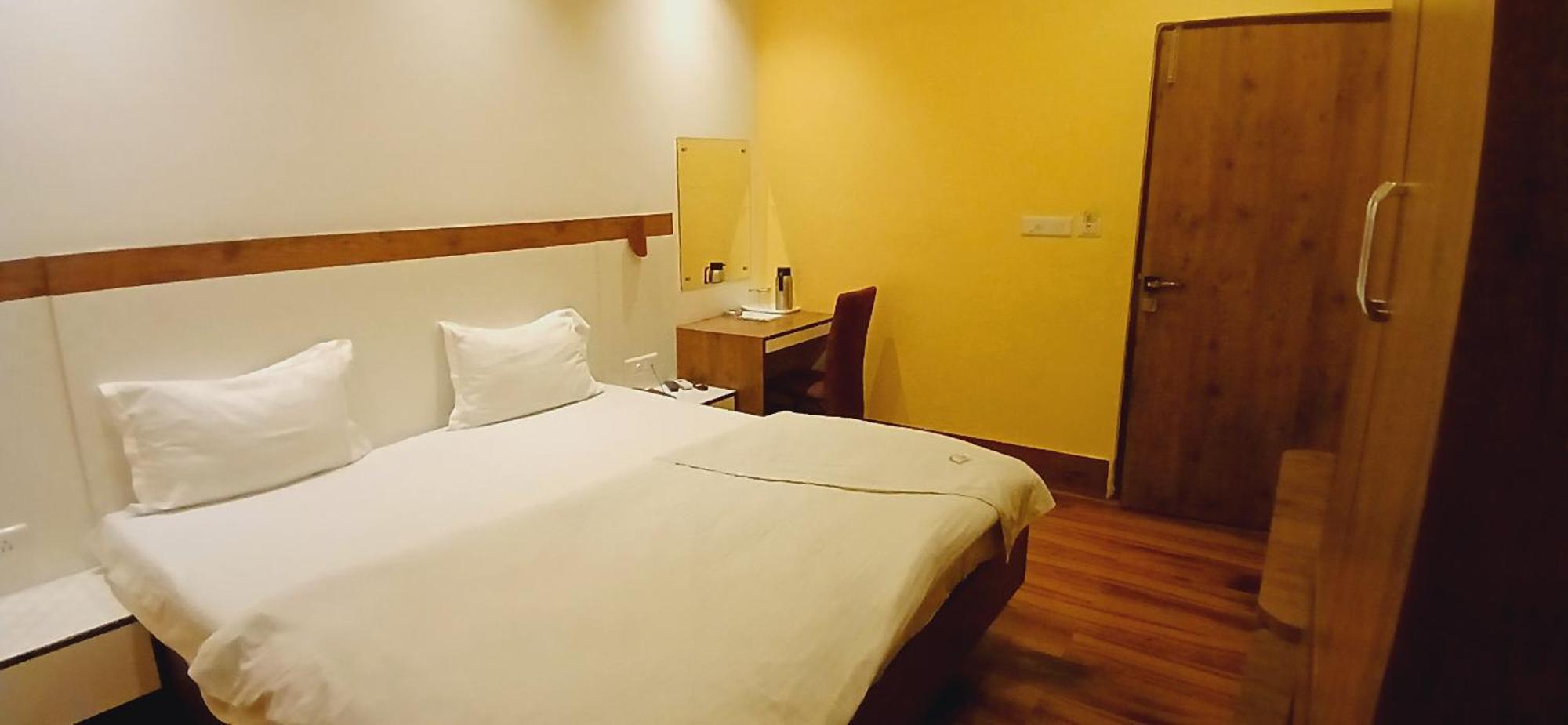Shivam Hotel Varanasi - Near Kashi Vishwanath Temple With Parking And Lift Экстерьер фото